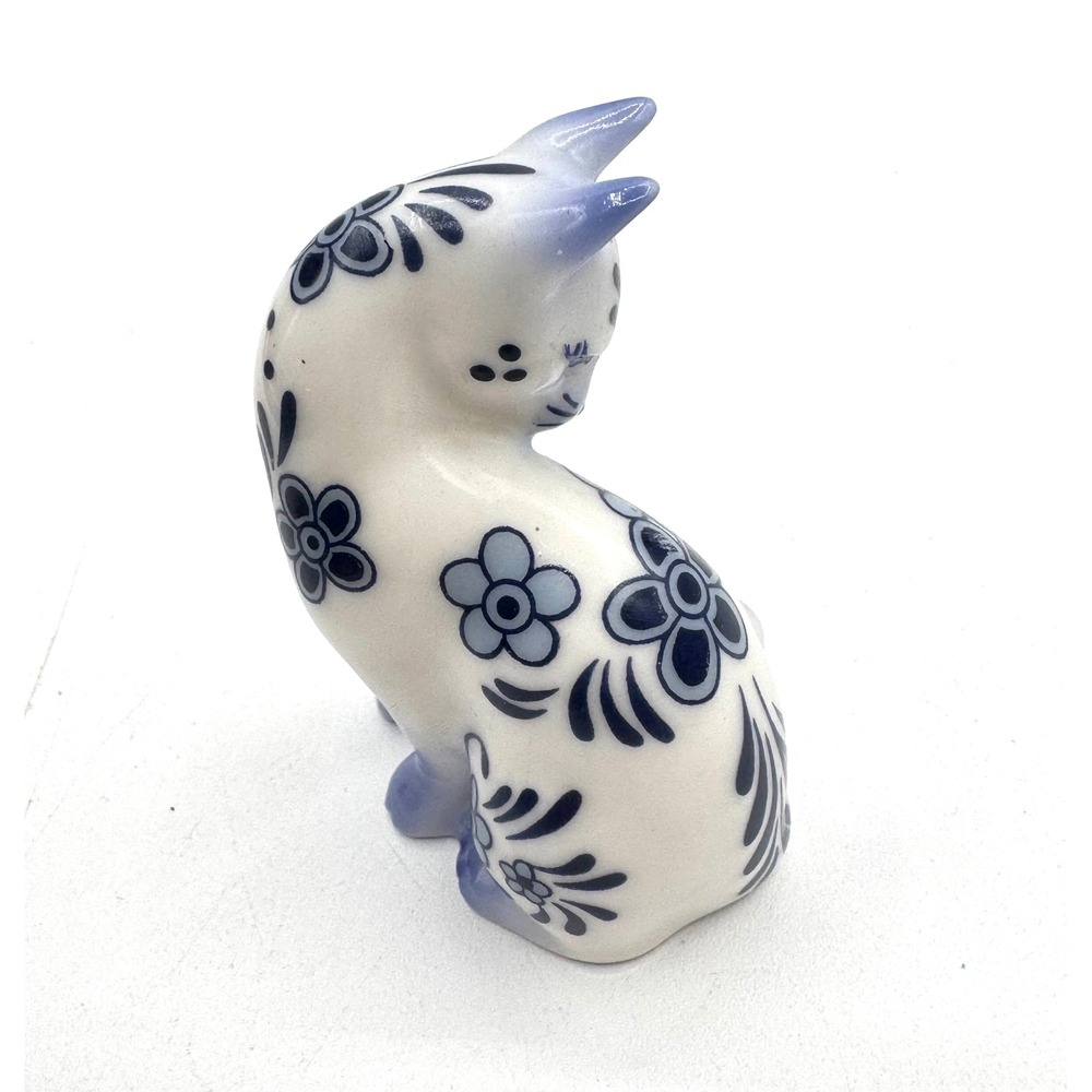 Franklin Mint Blue and White Floral Porcelain Cat Figurine Sitting - Picture 2 of 5